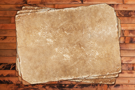 在木材上画布在木材上的老式旧报纸照片
