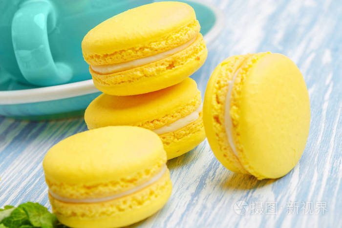 黄色马卡龙法国精致的甜点早餐在早晨光