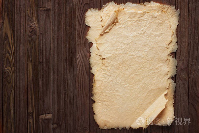 皱纸莎草纸上棕色木板老式的背景