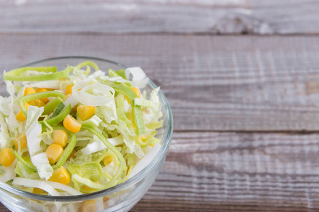 健康的蔬菜沙拉配玉米