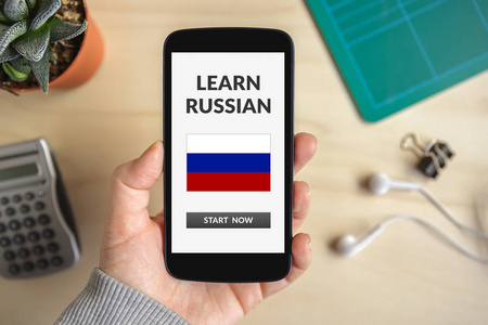 手持智能手机与学习俄语概念在屏幕上