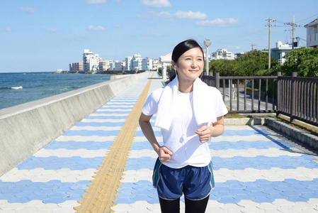 年轻女子在海边慢跑