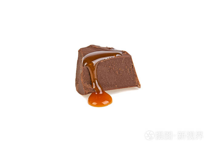 在白色背景下的焦糖中的一块巧克力