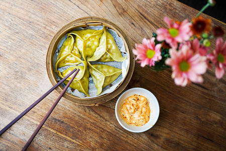 芦笋豆腐饺子, 腌和花。食品棒和中国食品。顶部视图