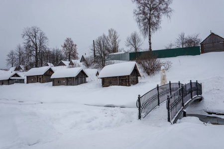 沐浴在黑色, 站在河岸上的 Vyatskoe 俄罗斯村