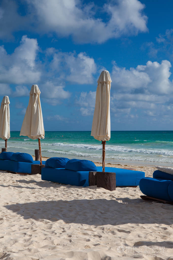 海滩上的豪华蓝色沙滩椅, 墨西哥