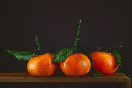 新鲜成熟的橘子, 质朴的食物摄影在石板板厨房桌可以作为背景