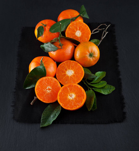 新鲜成熟的橘子, 质朴的食物摄影在石板板厨房桌可以作为背景
