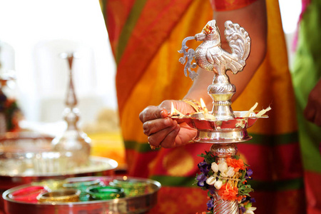 印度教婚礼仪式传统的南印度黄铜油灯与人