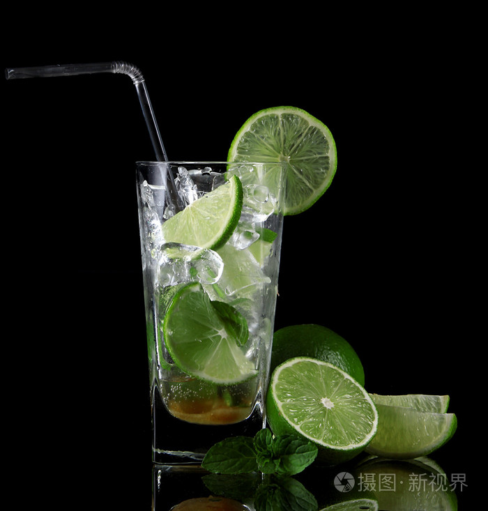 莫西多鸡尾酒与黑色背景上的新鲜石灰照片 正版商用图片04d7a1 摄图新视界