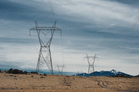 高山沙漠中的高压输电线对蓝天的危害