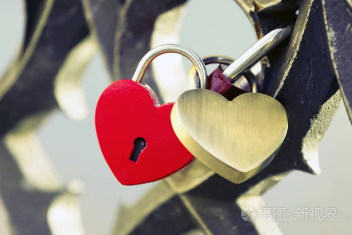 两个锁在形状的心脏垂悬