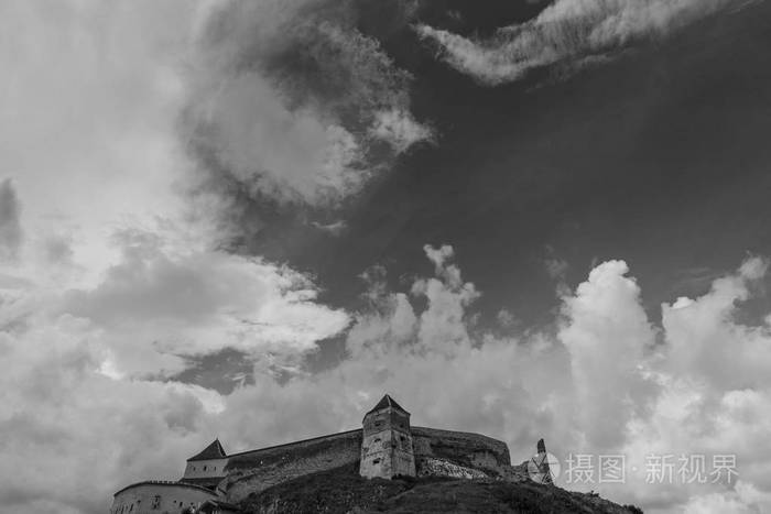 拉斯诺夫在罗马尼亚古老的中世纪堡垒和黑色和白色的美丽多云的天空
