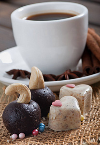 巧克力和乳制品中的芝麻甜心, 一杯芳香的咖啡与香料在老木背景上