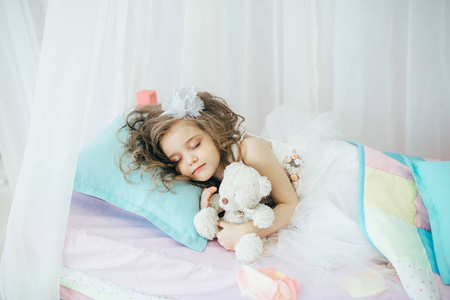 霸气游戏女名字卧室里的小女孩在睡觉照片