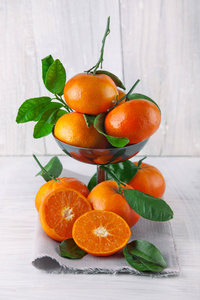 新鲜成熟的柑桔, 质朴的食物摄影在白色木盘子厨房桌可以作为背景