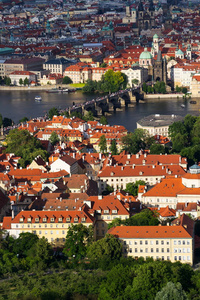 游客走在著名的历史上的查尔斯桥上伏尔塔瓦河河在捷克共和国布拉格