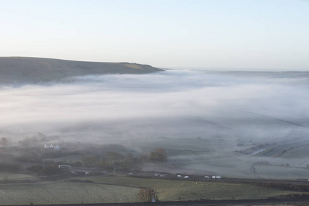 惊人的雾英国乡村景观在日出冬季与