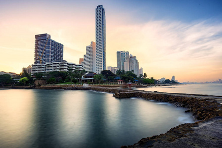 海滨城市和景观照明和美丽的海滩在芭堤雅, 泰国