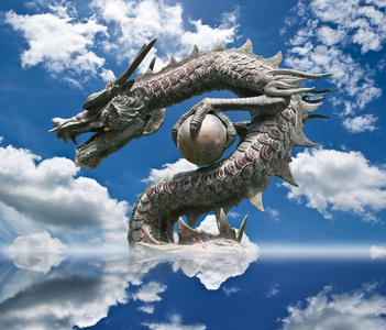 蓝蓝的天空领域中国风格龙雕像照片