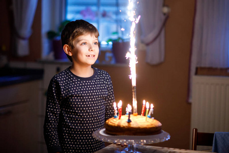 可爱快乐金发碧眼的小小孩男孩庆祝他的生日