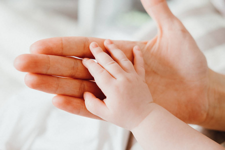 可爱的新生儿抱着妈妈的手睡觉.幸福家庭理念照片