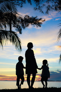 silhouettes 的母亲和两个孩子