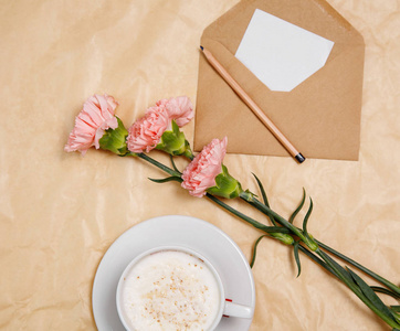 一杯咖啡, 鲜花和一个信封
