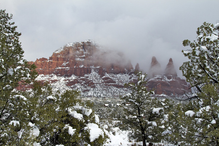 在暴风雪中的红色岩石景观