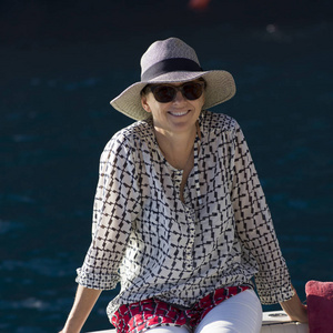 坐在船上的快乐女子肖像, 伊斯基亚岛, 坎帕尼亚, 意大利