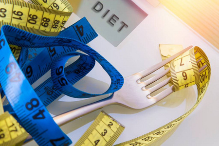 饮食和减肥的概念。称量秤和公制胶带