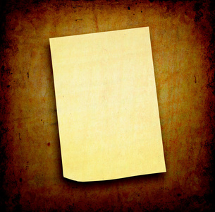 复古木背景上黄色不干胶标签纸笔记黄色不干胶标签固定按钮与弯角