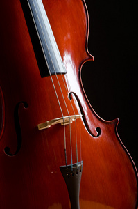 音乐大提琴在黑暗的房间