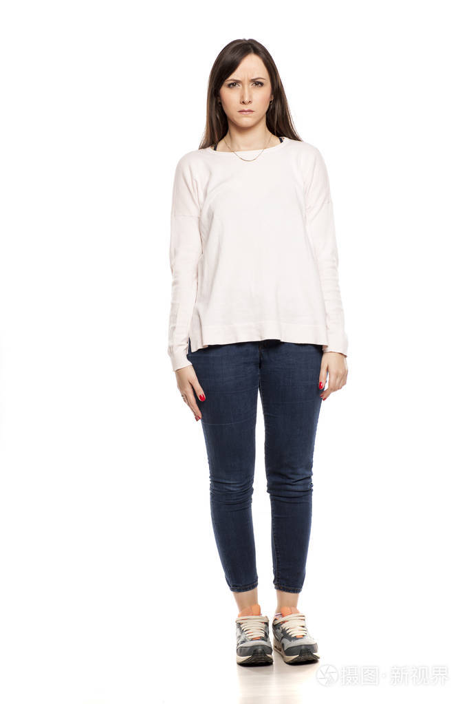 愤怒的严肃的妇女站立在白色背景照片-正版商用图片04dngj-摄图新视界