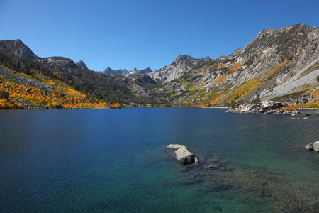 山钓鱼的湖