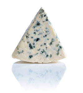 白色背景的软蓝奶酪与模具隔离