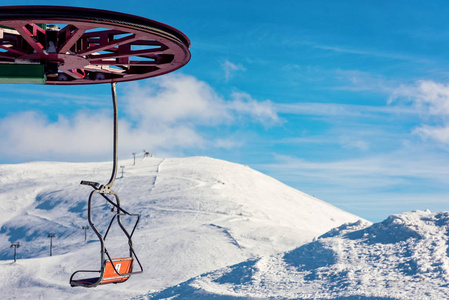 滑雪椅升降机与背景的积雪上限在罗马尼亚喀尔巴阡山
