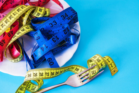 饮食和减肥的概念。带彩色胶带的板材