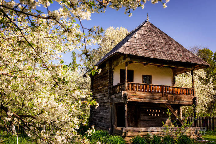 罗马尼亚农村庭院内的典型两层木制房子