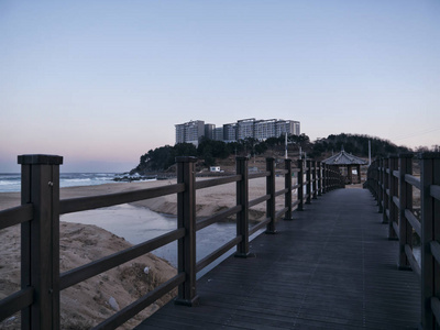 从小桥看束草市海滩和日本海图片