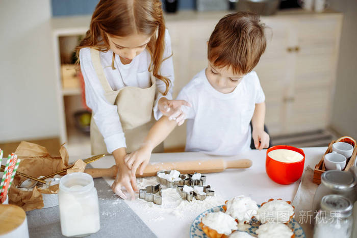 儿童烹饪烘烤饼干厨房概念