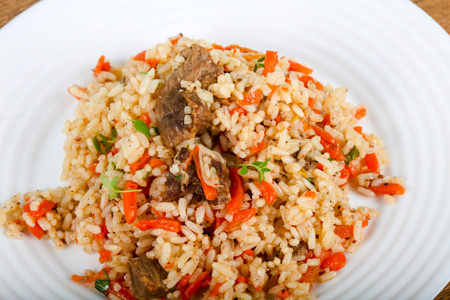 亚洲水稻抓饭肉与胡萝卜