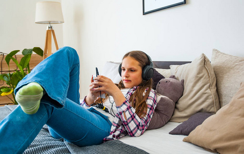 在床上玩手机图片