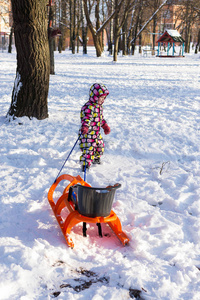 孩子在冬天下雪的时候拿着雪玩耍。对自然