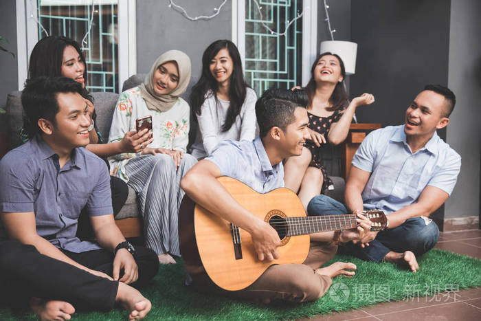 年轻快乐的朋友一起唱歌