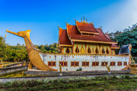 美丽的 Suphannahong 船建在 Sancomfu 寺清莱池。