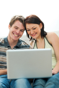 快乐年轻夫妇冲浪互联网