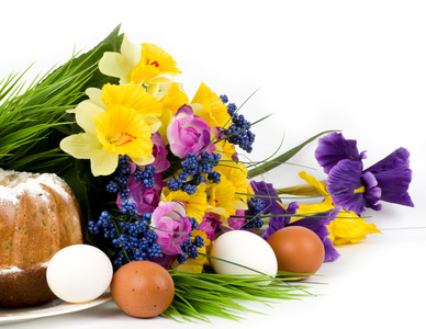 传统的复活节蛋糕与复活节彩蛋和春天的花朵