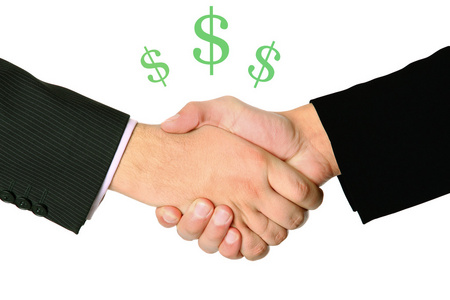 握手的两个 businessmans 协议