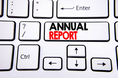 手写文字标题灵感显示年度报告。用于分析使用复制空间在白色键盘键上编写的性能的业务概念。顶部视图